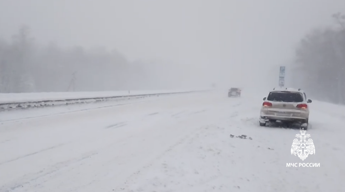 Татарстанда коткаручылар юлда машиналары ватылган гаиләгә ярдәм иткән
