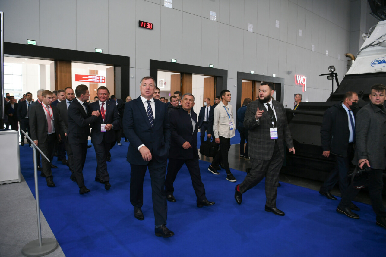 Миңнеханов һәм Хөснуллин «Юл-2022» күргәзмәсендә М12 юлы экспозициясен карады
