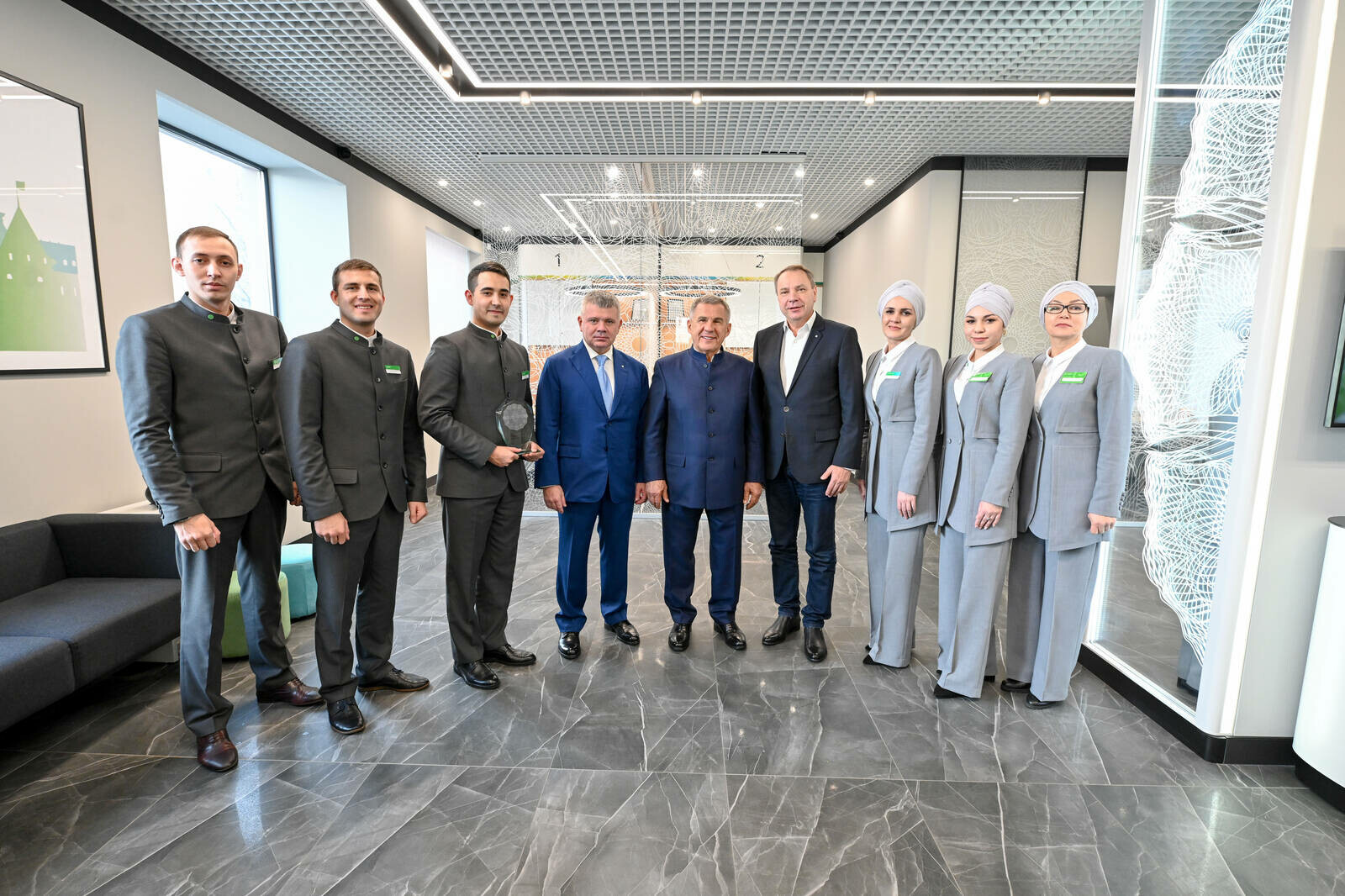 Рөстәм Миңнеханов «Сбербанк»ның ислам финанслары буенча беренче офисында булды