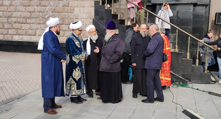 Екатеринбург митрополитына Ислам кабул итүнең юбилеена багышланган медаль тапшырдылар