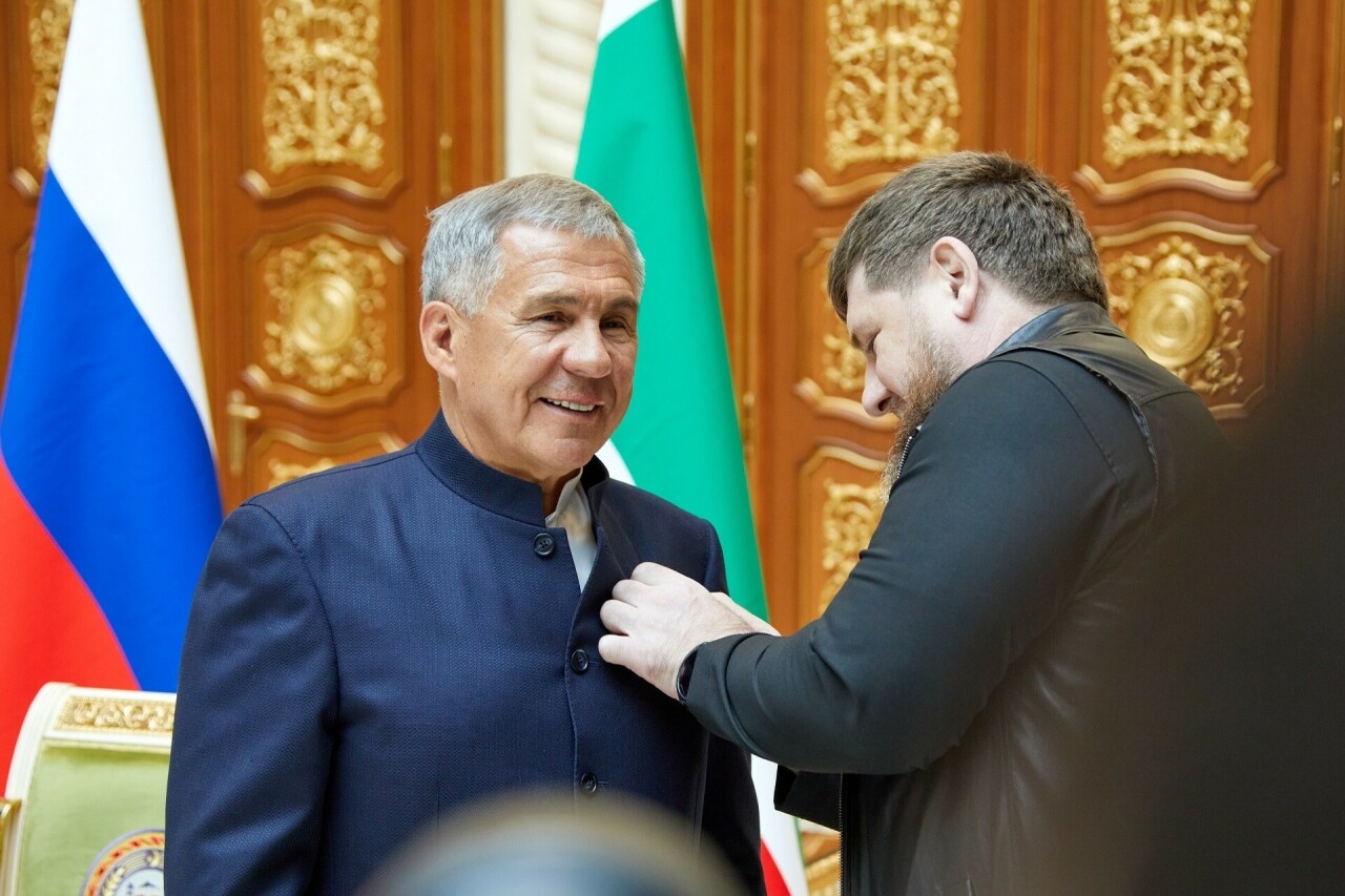 Чечня башлыгы Миңнехановка «Әхмәт Кадыров истәлегенә» медален тапшырды