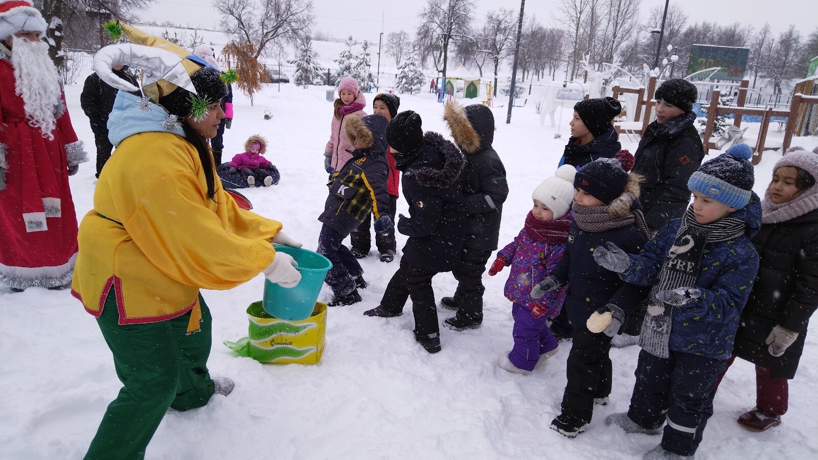 Лениногорскиның шәһәр үзәк балалар китапханәсе ачык һавада «Кар уеннары» үткәрде