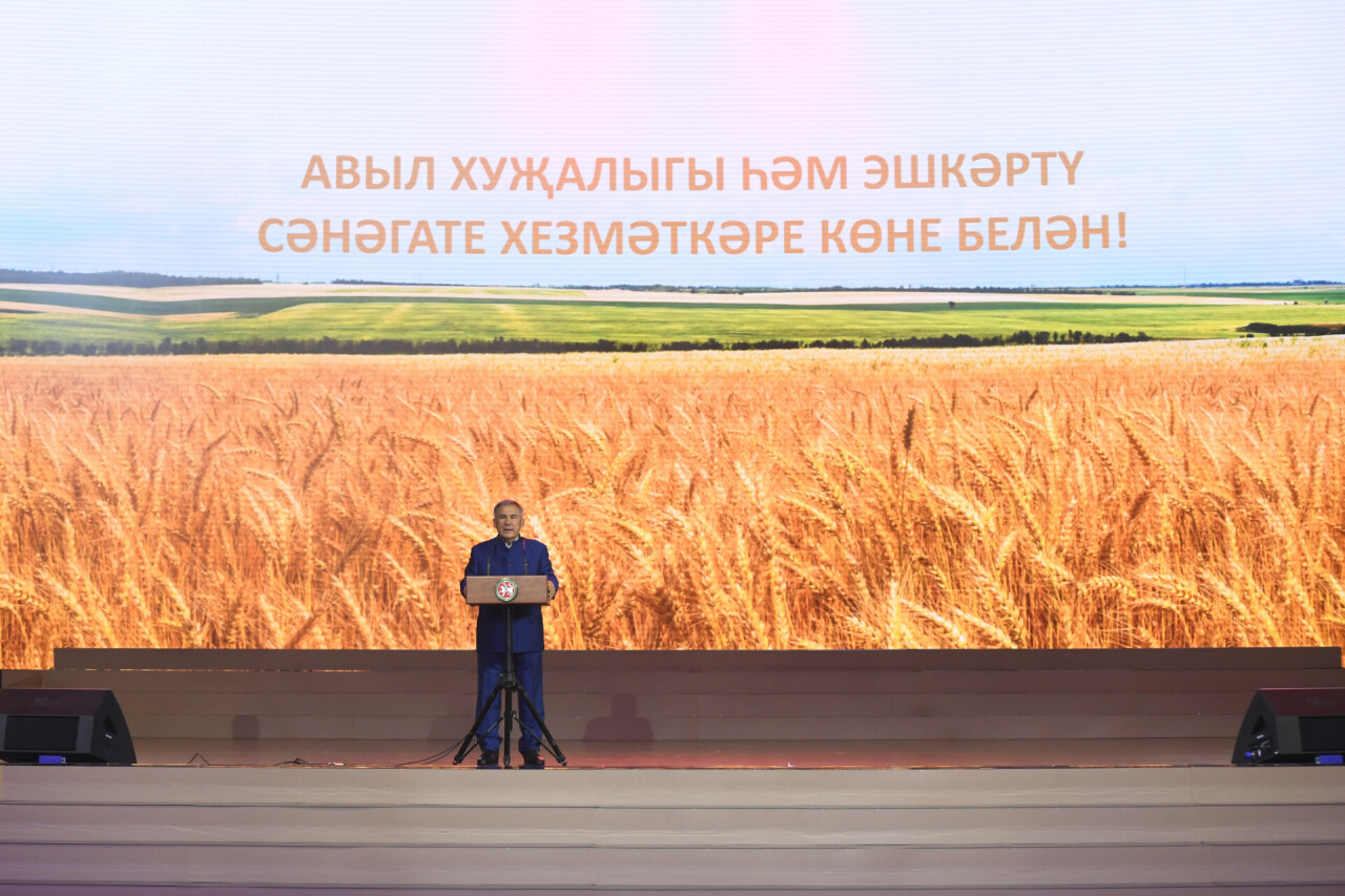 Миңнеханов: Бурычыбыз – авыл кешеләре тормышын заманча стандартларга туры килә торган итү