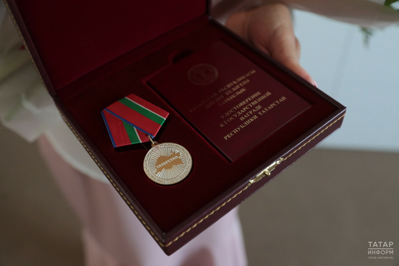 Рөстәм Миңнеханов хезмәт ветеранын «ТАССР төзелүнең 100 еллыгы» медале белән бүләкләде