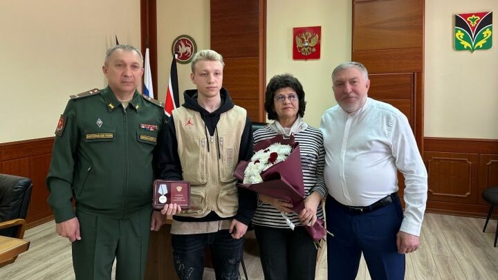 Лениногорск районы башлыгы хәрбигә «Батырлык өчен» медален тапшырды