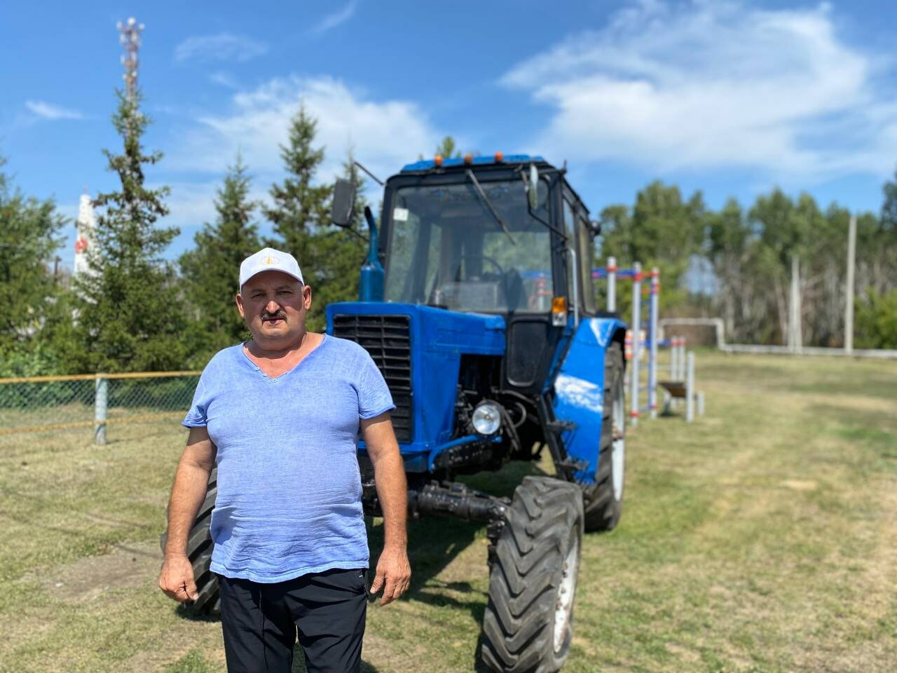 Татарстан Эчкен авылында янгында зыян күргән фермерларга тракторлар бүләк итте