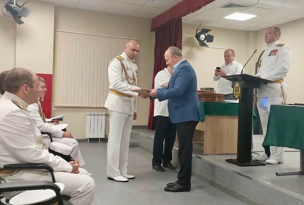 Равил Әхмәтшин Севастопольдә Татарстан хәрбиләренә медальләр тапшырды