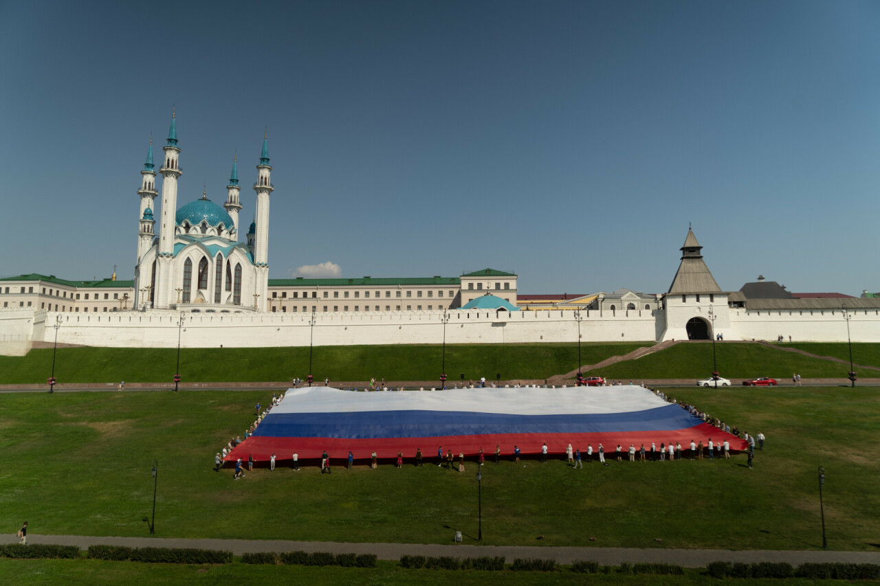 Казан Кремле янында Идел буе федераль округында Россиянең иң зур флагын җәйделәр
