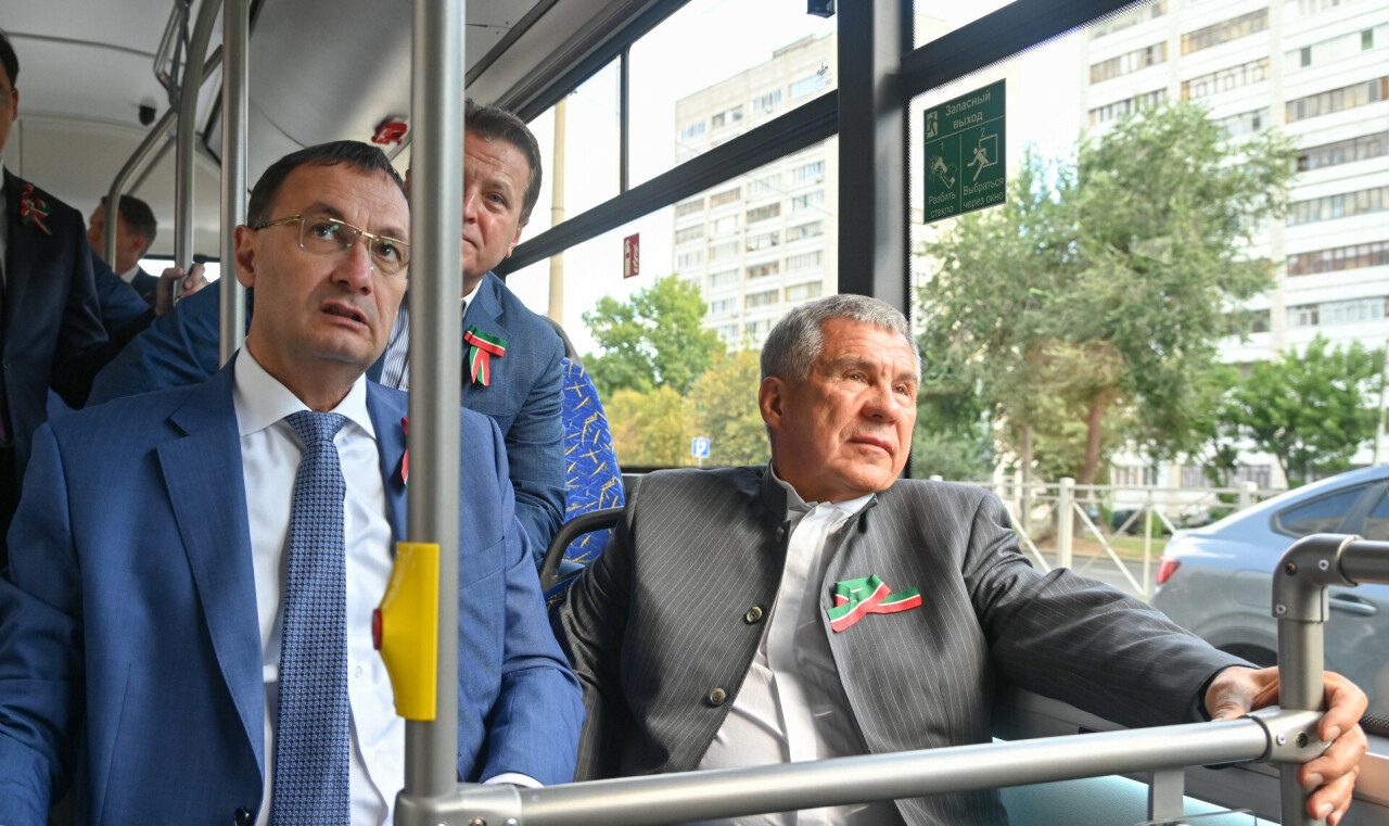 Миңнеханов һәм Метшин Казан буйлап яңа троллейбуста йөрде