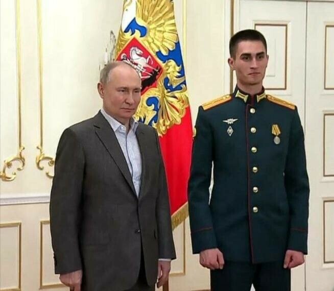 Владимир Путин Менделеевскидан хәрби хезмәткәргә шәхси табель коралы бүләк итте