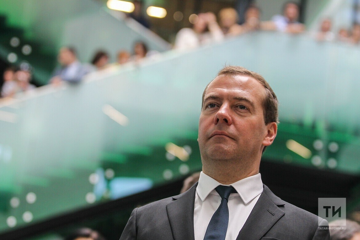 Дмитрий Медведев бер үк эш башкарган кешеләргә төрле хезмәт хакы түләүгә каршы чыкты