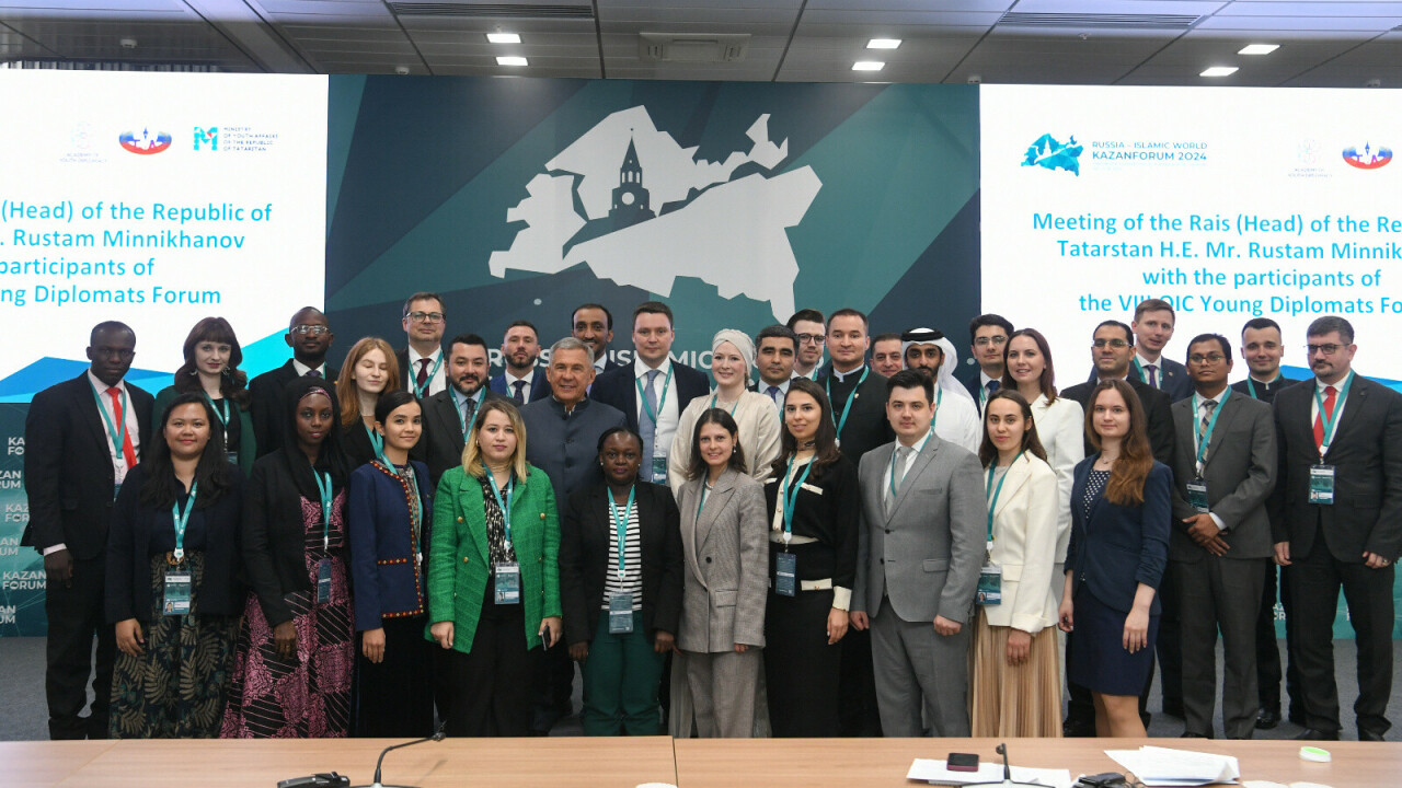 Рөстәм Миңнеханов KazanForum форумында 20 илдән яшь дипломатлар белән очрашты