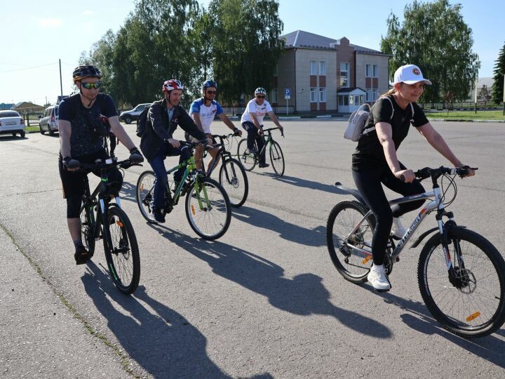 Актаныш районы спортчылары Россия көненә багышланган тарихи велойөрешкә китте