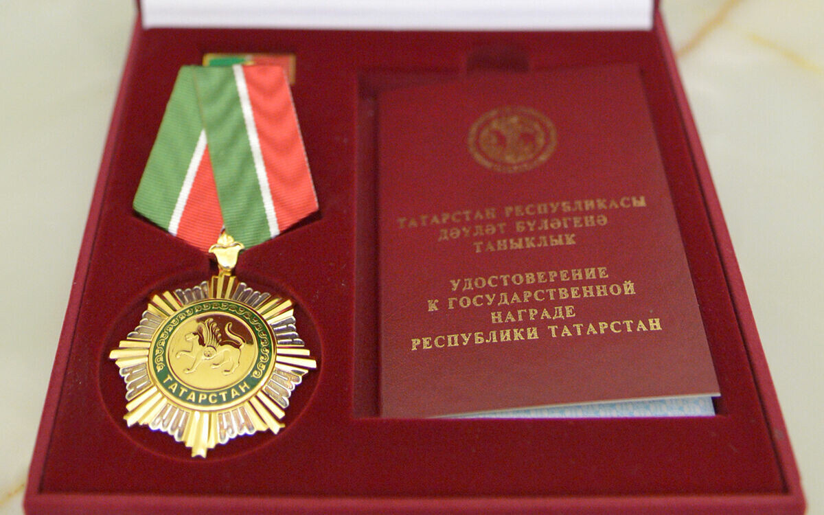 Рәис өч кешегә «Татарстан Республикасы алдындагы казанышлары өчен» ордены медале тапшырды
