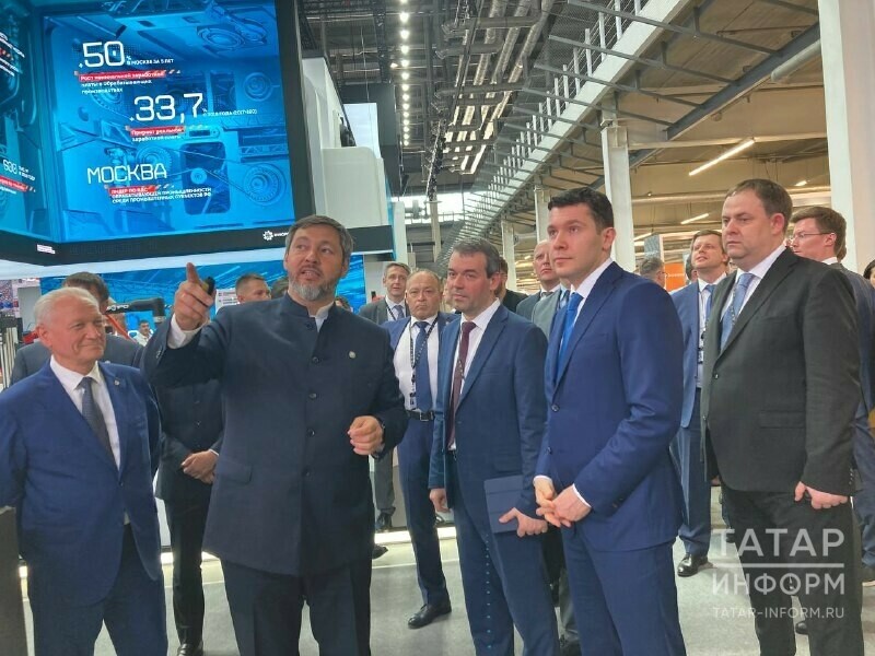 Антон Алиханов «Иннопром»да Татарстан стендын карады