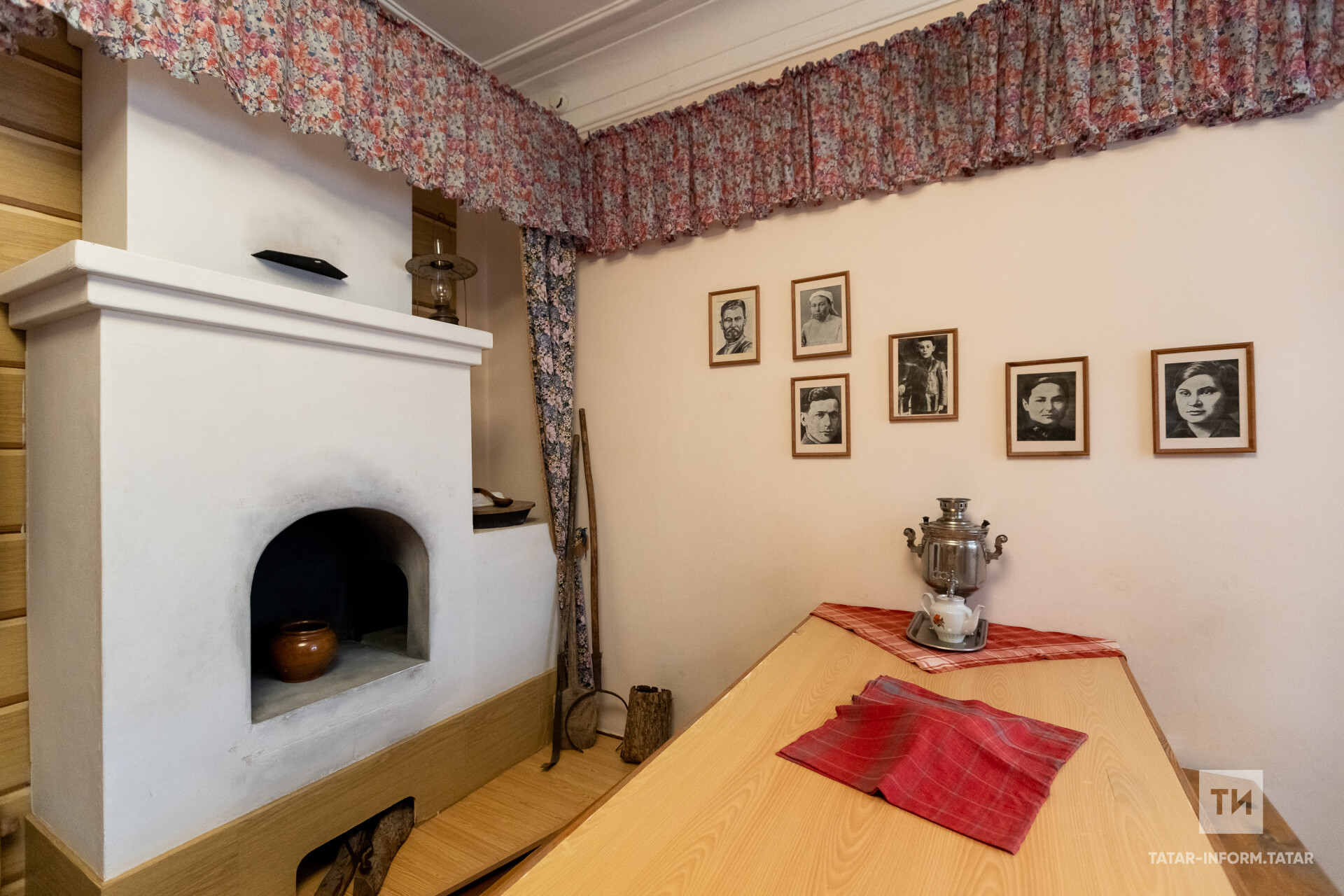 Муса Җәлил музее: яңа мөдир һәм иске мич (фанерадан ясалган булса кирәк)