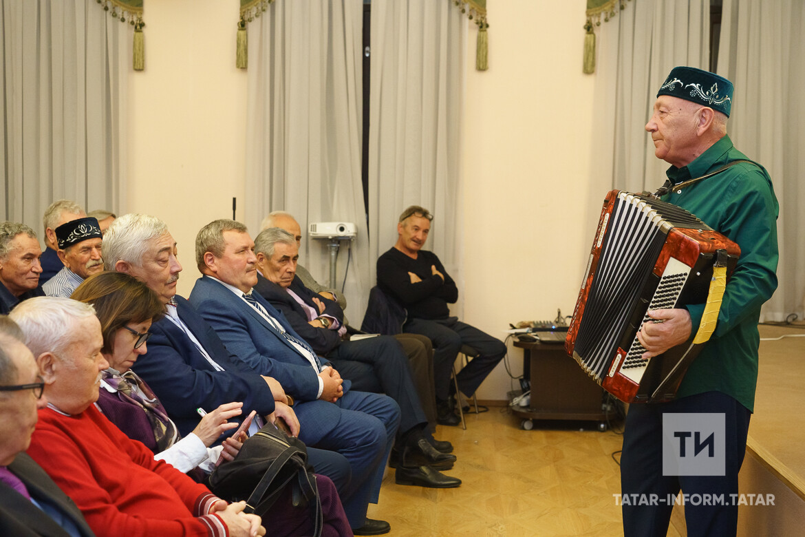 Алмаз Хәмзин үзенә 75 яшь тулу уңаеннан каләмдәшләре өчен берүзе концерт куйды