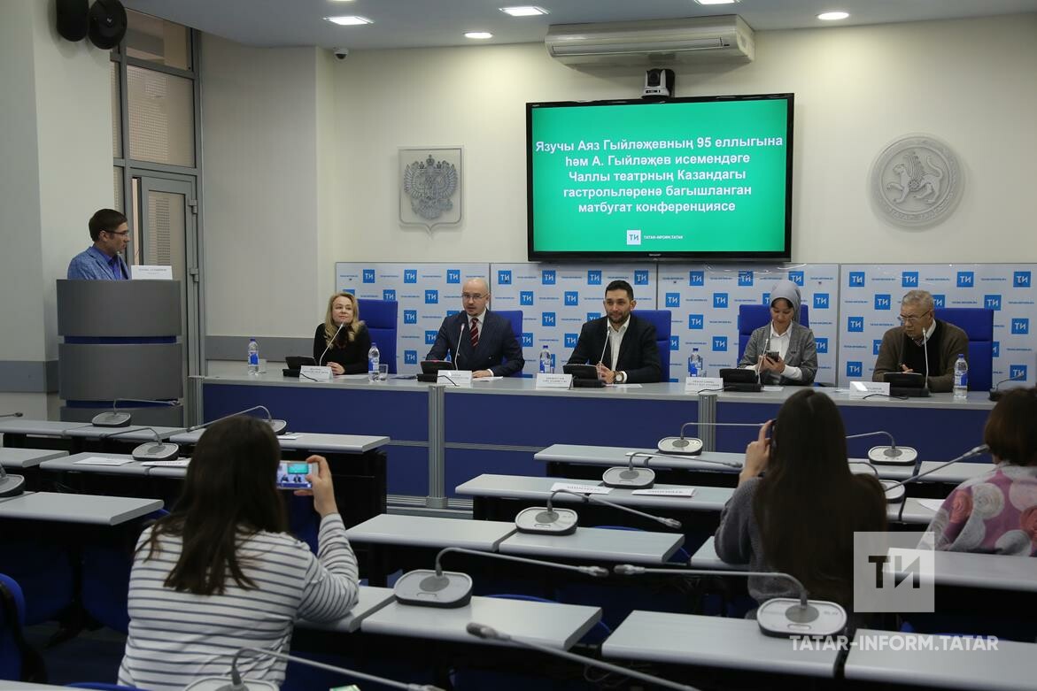 Чаллы театры Аяз Гыйләҗевның туган көнендә язучының каберен зыярәт кылды