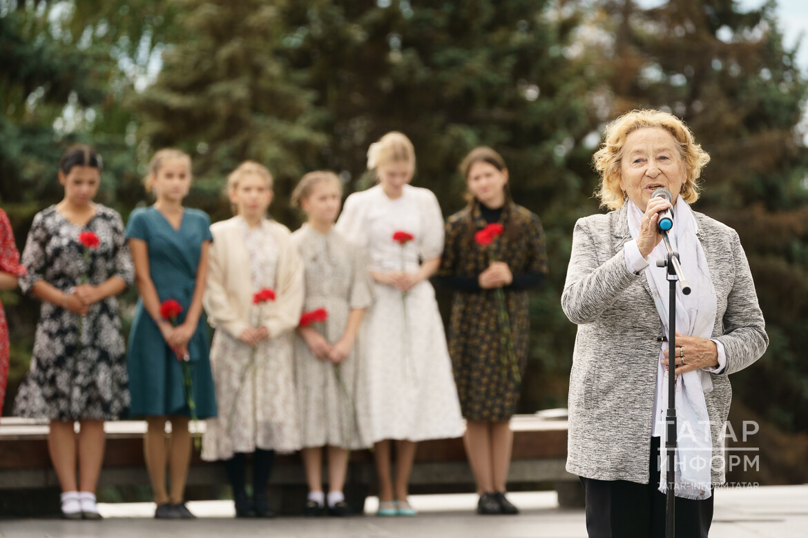 Чулпан Җәлилова әтисе һәйкәле янында: Дистә еллар монда киләбез, әмма кайгы хисе кимеми