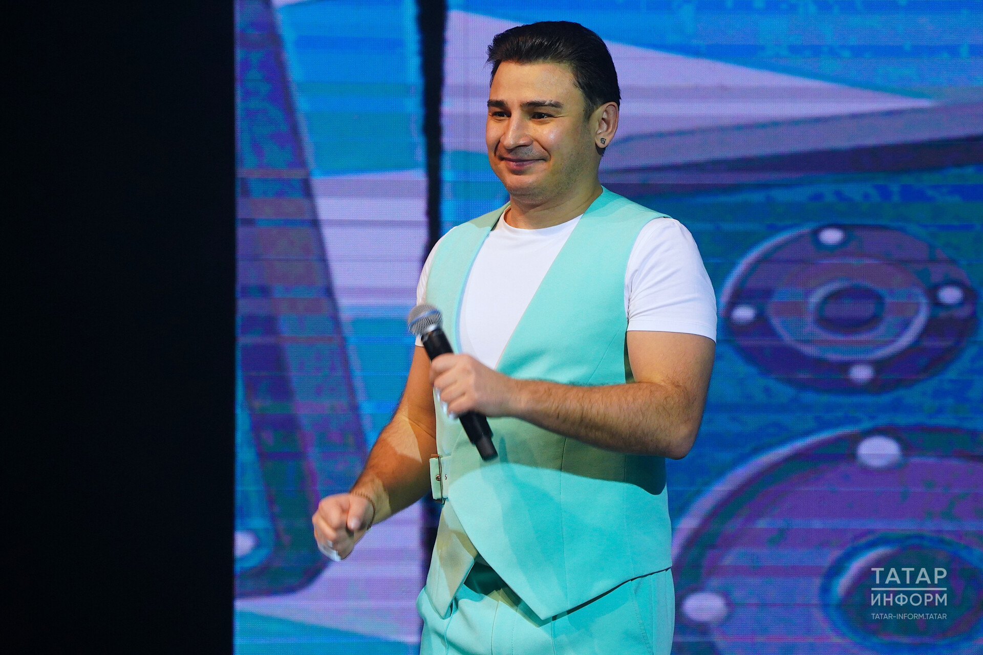 «Сез куллангач, күңелгә рәхәт»: Данир Сабиров иске сәхнә костюмнарын кая куйганын күрсәтә