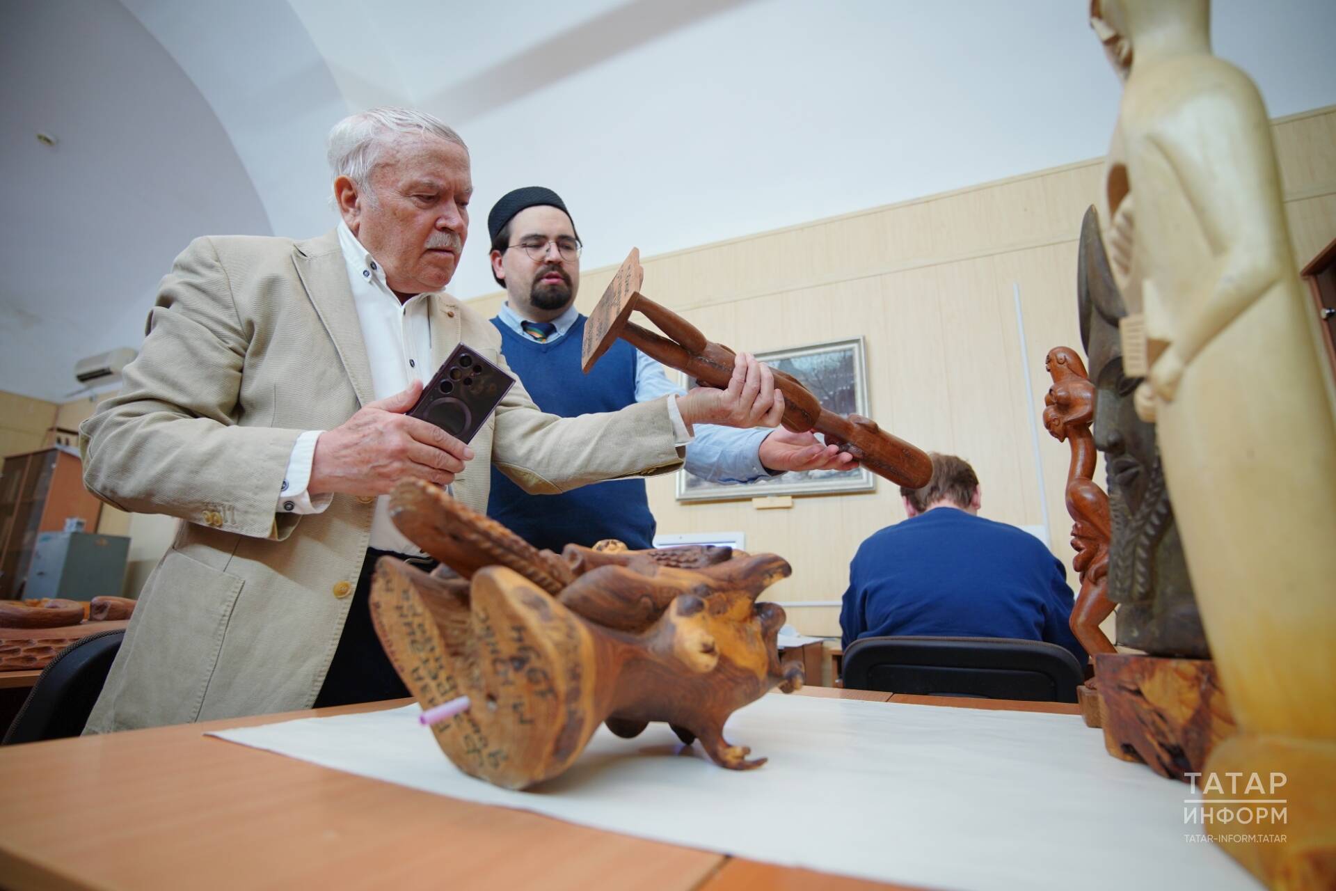 30 ел китаплар арасында яткан хәзинә: Миргазиян Юнысның агач сыннары дөньяга чыгар кебек