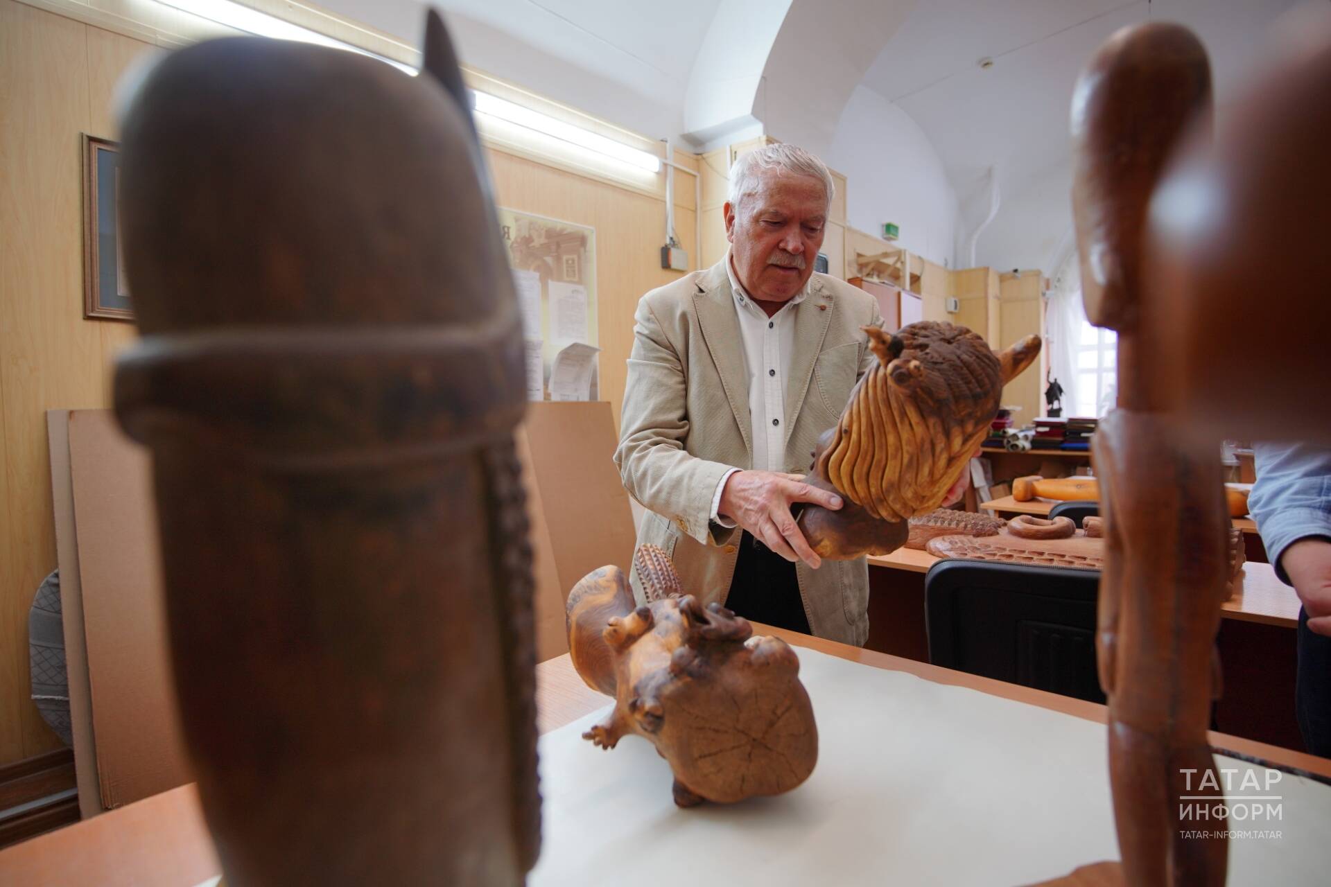 30 ел китаплар арасында яткан хәзинә: Миргазиян Юнысның агач сыннары дөньяга чыгар кебек