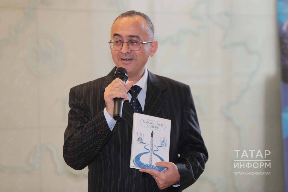 Төрек-татар язучысы Фатиһ Кутлуның татар телендә язылган беренче китабы чыкты