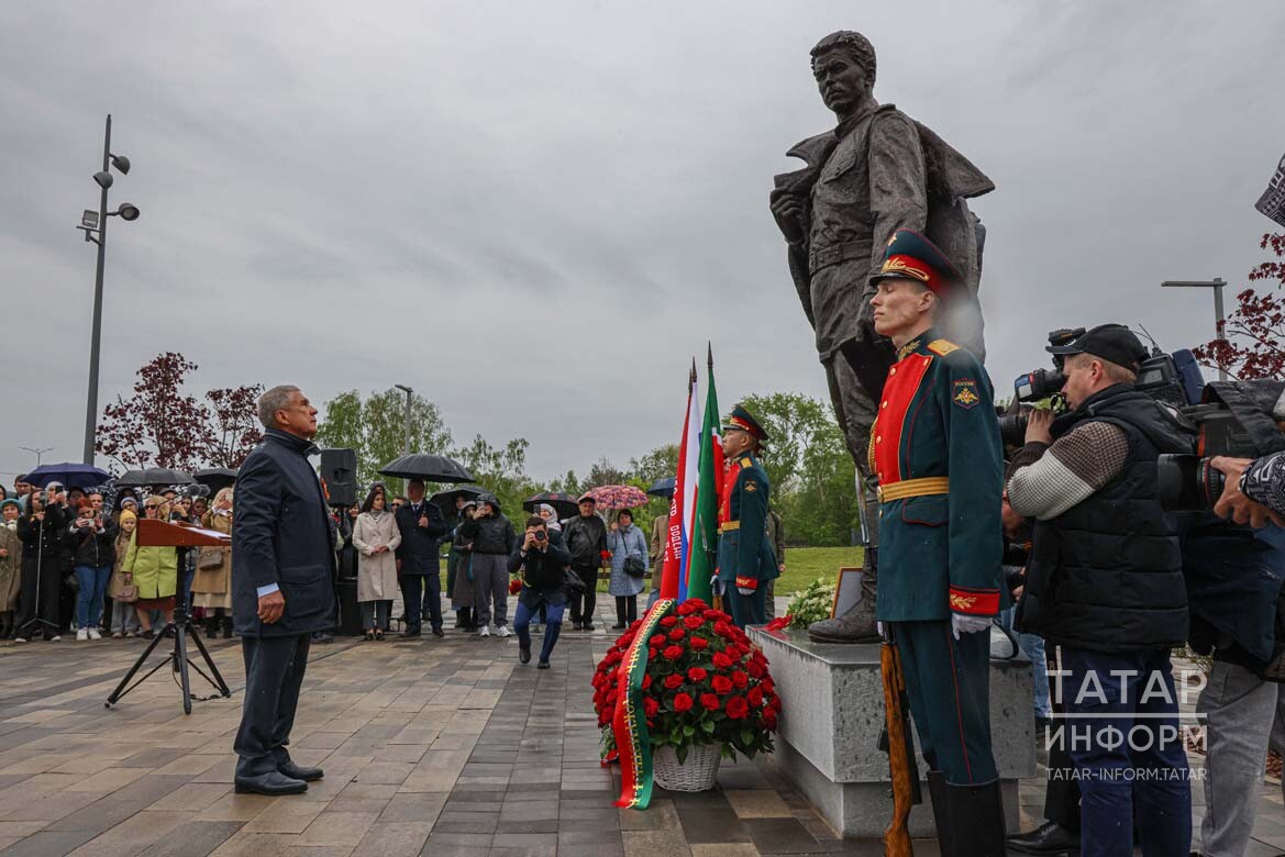 Фатих Кәримгә һәйкәл ачылды: «Акыллы батыр да, батыр акыллы шагыйрь дә»