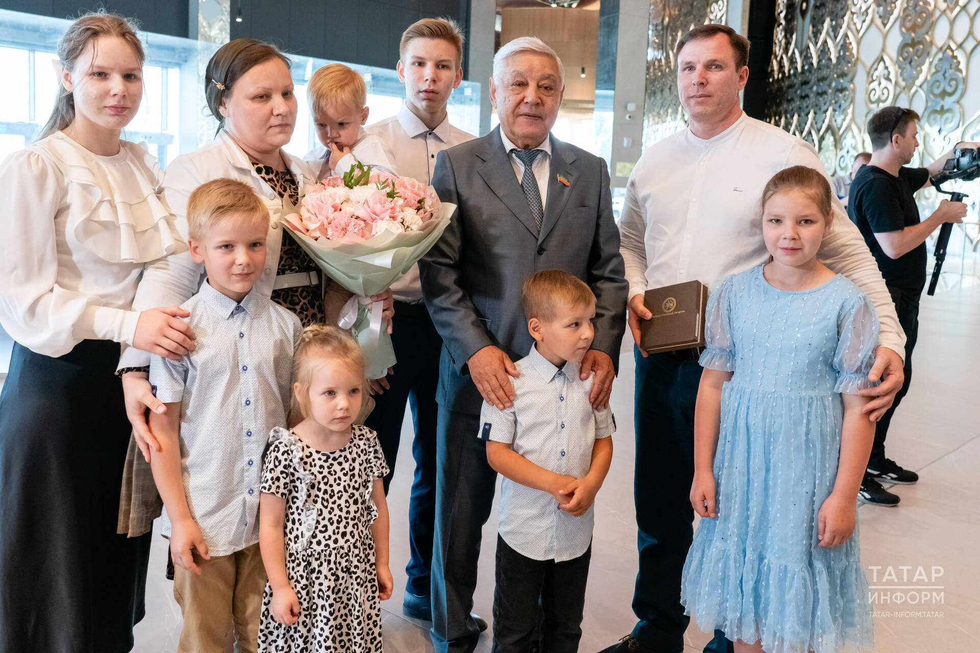 Фәрит Мөхәммәтшин Татарстанда күпбалалы гаиләләргә автобуслар тапшырды