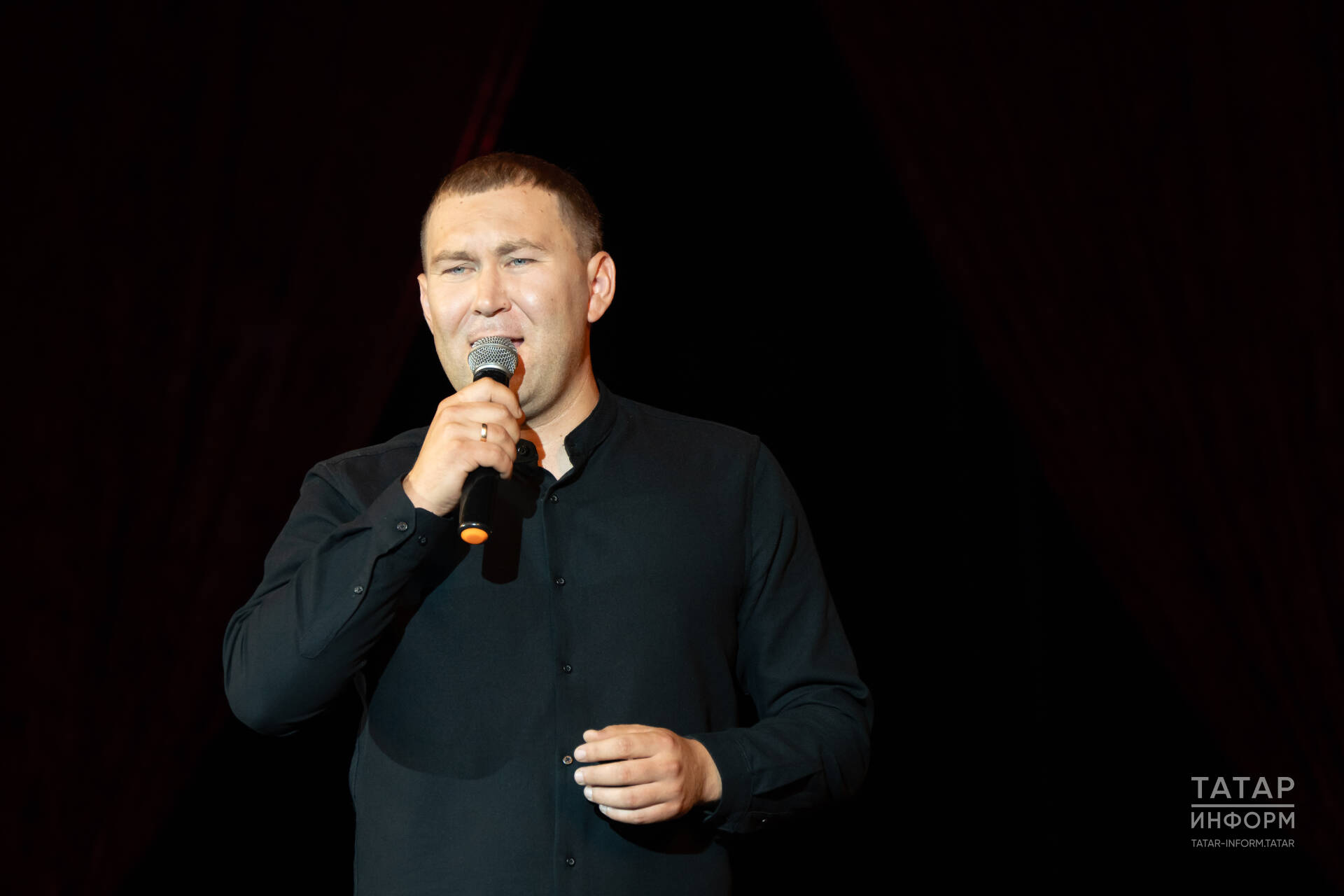 «Комплект»: җырчы Рәзил Исмәгыйлев икенче тапкыр әти булган