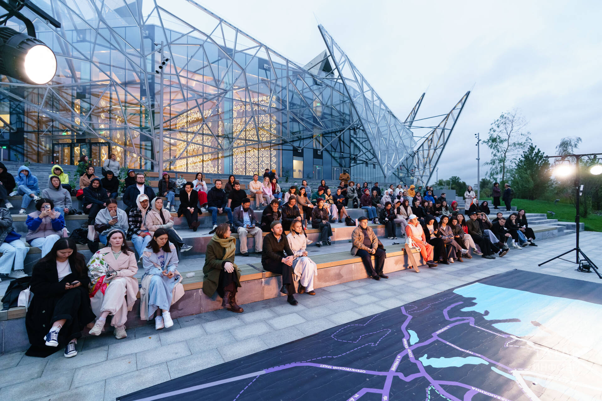 Камал театрының яңа бинасы каршында «Минем шәһәр» шигърият һәм музыка кичәсе булды