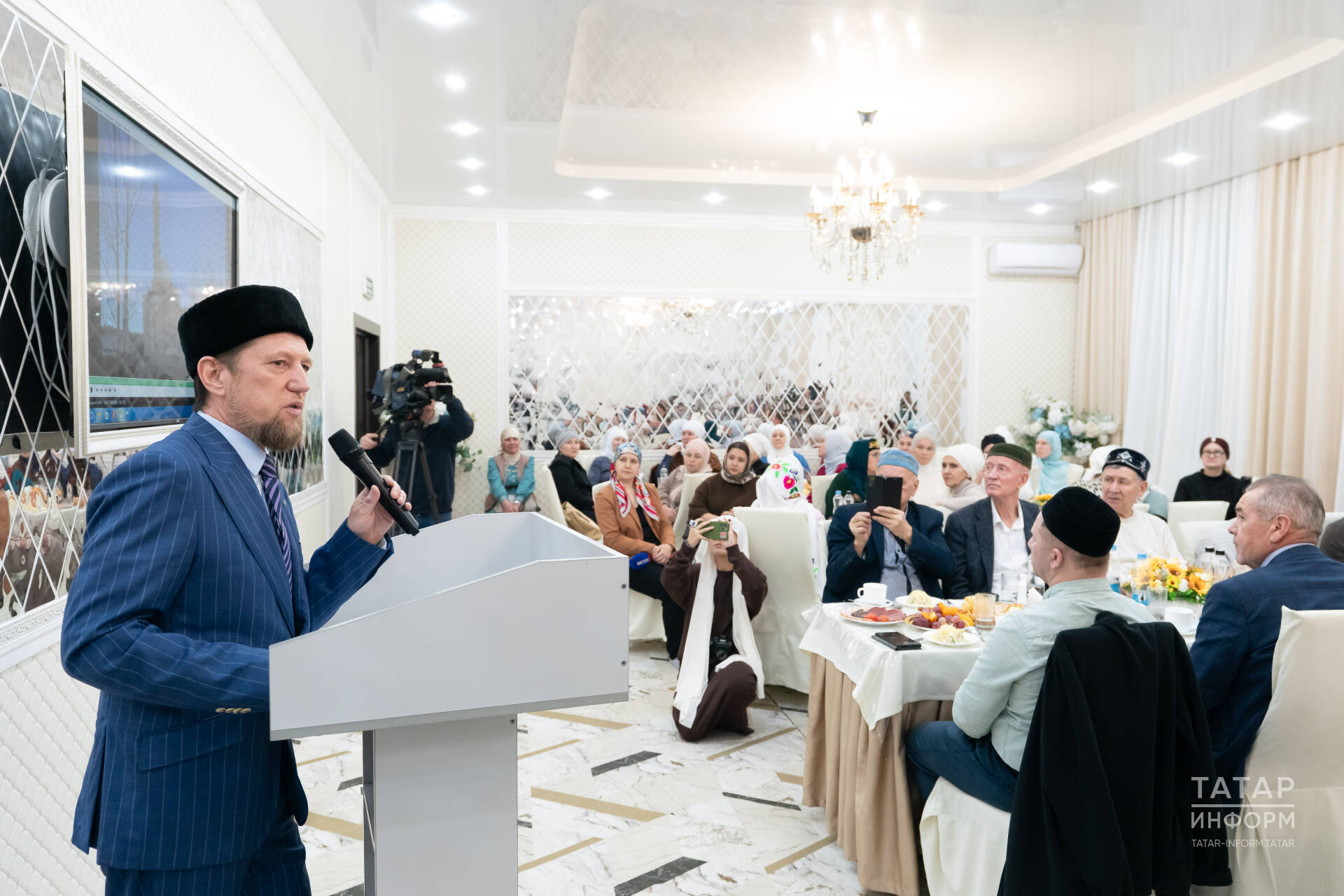 «Ярдәм» фонды журналистларны җыйды һәм көнүзәк сорауларга җавап бирде