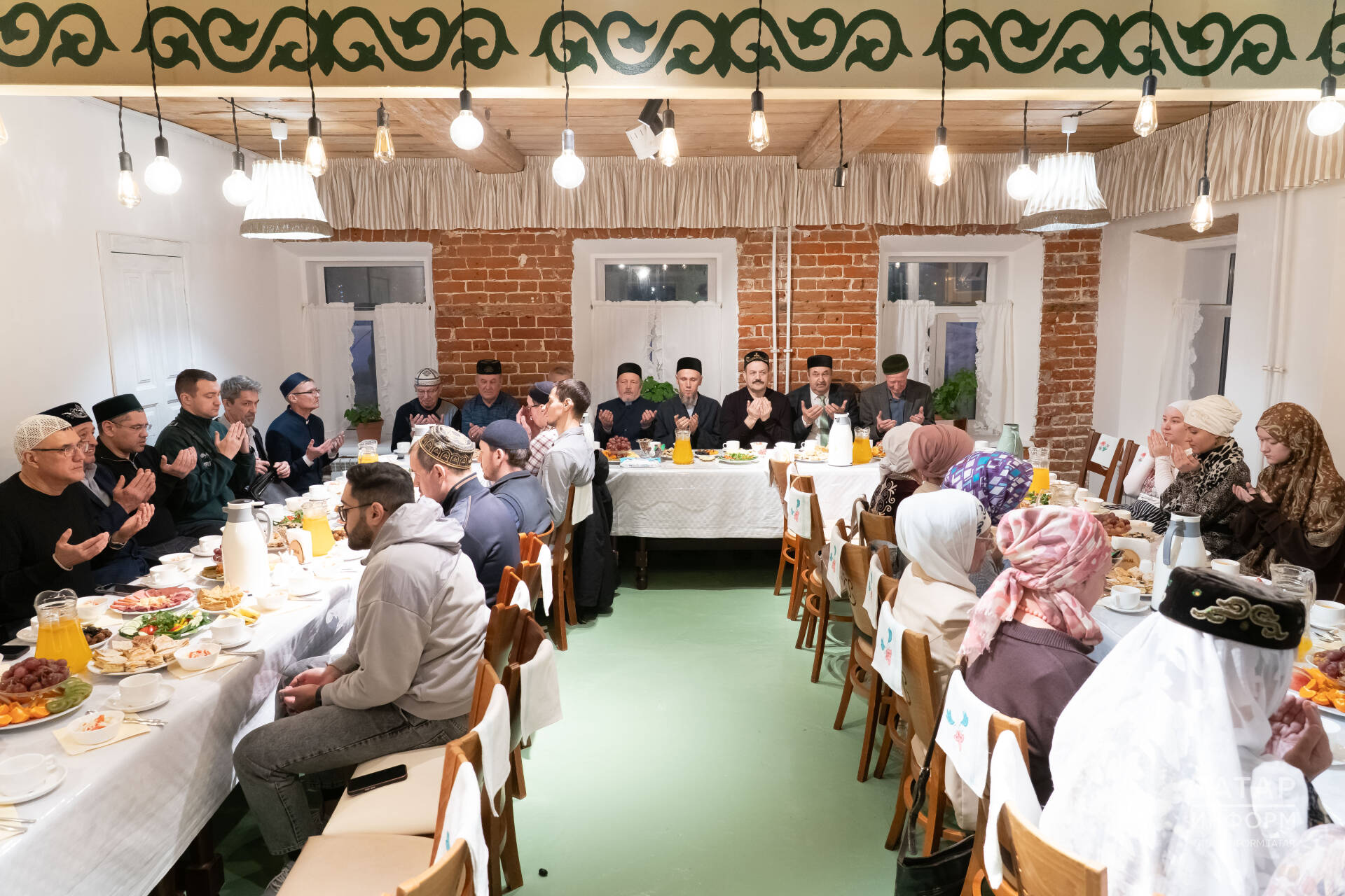 Татарда дин белән тел һәрвакыт бергә булган: Апанай мәдрәсәсендә журналистлар ифтары узды