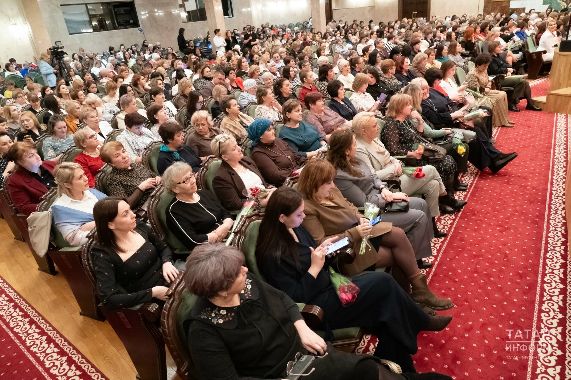 Казанда 8 Март уңаеннан Татарстан үсешенә зур өлеш керткән хатын-кызлар өчен концерт узды