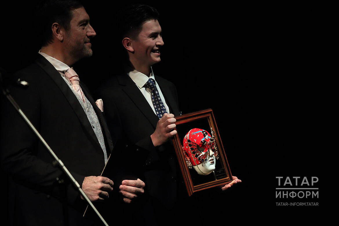 Рөстәм Миңнехановның «Алтын битлеге» Камал театрына тапшырылды - фойеда күреп булачак