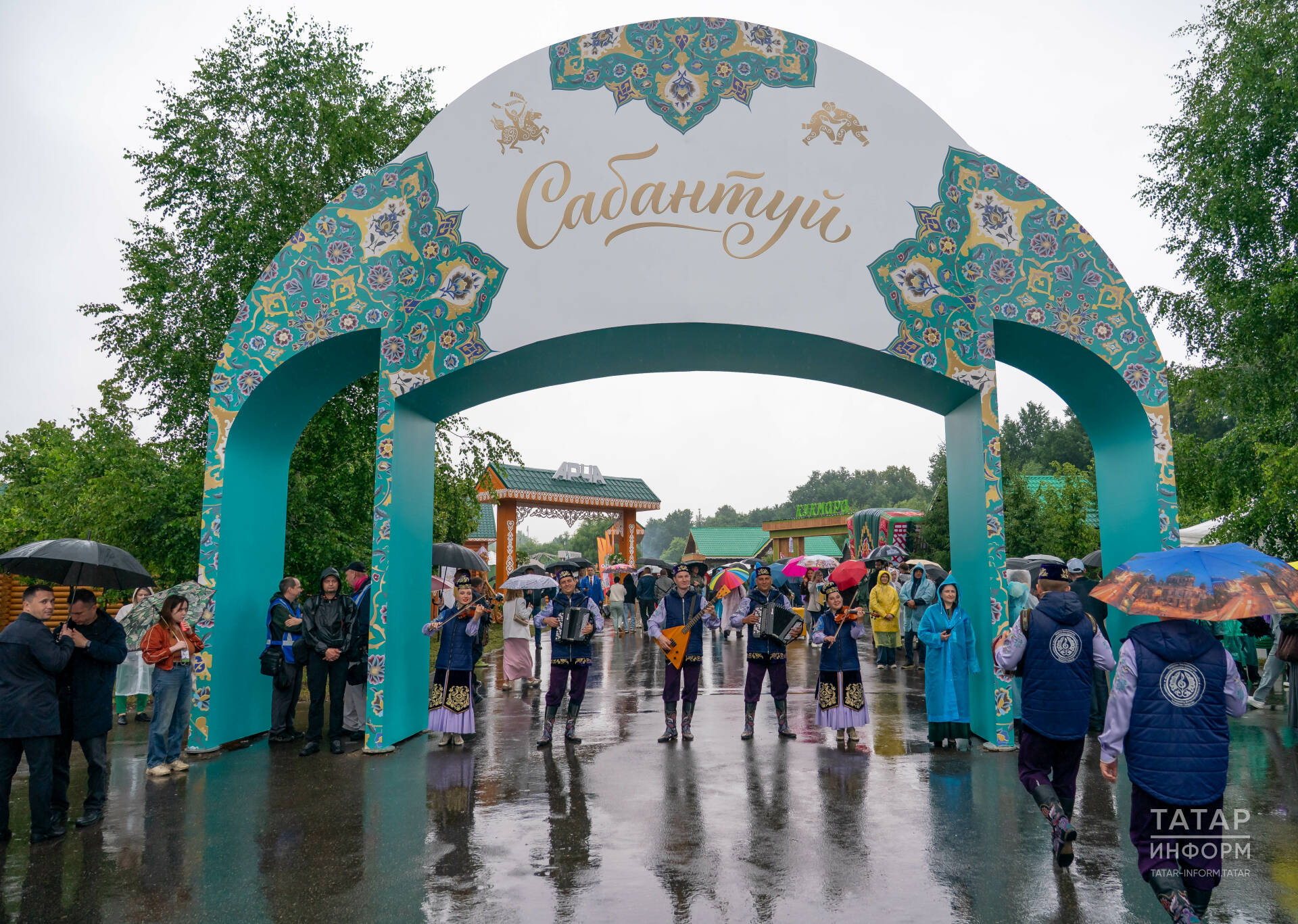 «Курай моңнары, көрәш көче»: Яңгырлы һәм шатлыклы Казан Сабан туе милләтләрне берләштерде