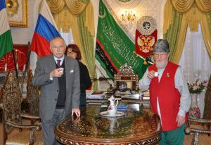 Баш мөфти Тәлгать Таҗетдинне туган көне белән котлап кәһвә сервизы бүләк иттеләр