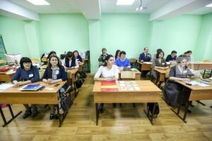 Россия төбәкләреннән җыелган туган тел укытучылары Казанда белемнәрен сынап карый