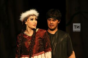 Актаныш театры “Итил суы ака торур” тарихи спектаклен Казан сәхнәсендә күрсәтте
