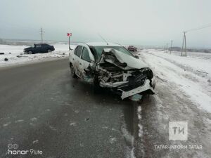Татарстанда такси һәм җиңел автомобиль бәрелешеп, бер кеше зыян күргән