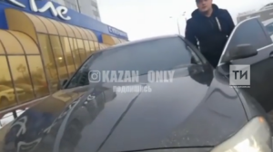 Казан гипермаркеты янындагы «БМВ» йөртүче һәм җәяүле арасындагы низаг видеога эләккән