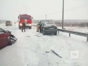 Казан янындагы трассада ике җиңел машина бәрелешкән, зыян күрүче хастаханәдә