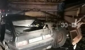 Татарстанда җиңел машина тракторга бәрелгән, бер кеше үлгән, бала комада