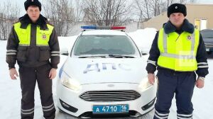 Юл-патруль хезмәте инспекторлары юлда машиналары ватылып калган гаиләгә ярдәм иткән