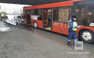 Казанның Җиңү проспектында такси автобуска килеп бәрелгән, ике кеше зыян күргән