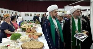 Волгоградта беренче хәләл ярминкәдә мөселман киемнәре, хәләл ризык тәкъдим иттелде