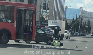Казан үзәгендә автобус юл-патруль хезмәте инспекторын бәрдергән