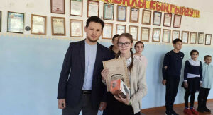 Башкортстанның Каралачык авылы мәктәбенә татар телендәге китаплар тапшырылды