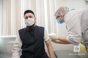 Татарстан мөфтие мөселманнарга туры килә торган вакцинаны сайлап прививка ясатты