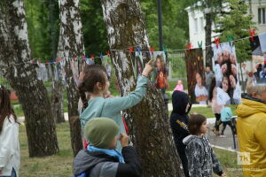Казанның халык фотостудиясе балаларга багышланган фотокүргәзмәсен урамда үткәрде
